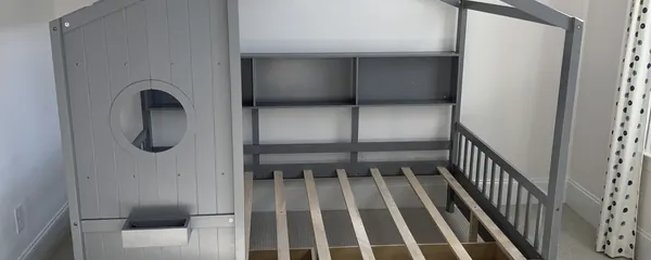 Children's house-frame bed built in a nursery