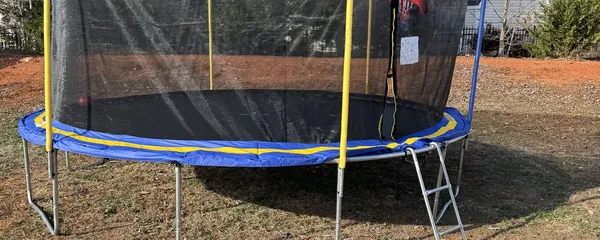 Trampoline with safety net assembled